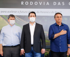 O presidente Jair Bolsonaro e o governador Carlos Massa Ratinho Junior lançaram nesta quinta-feira (27), em Foz do Iguaçu, a pedra fundamental da duplicação da Rodovia das Cataratas (BR-469), do trevo de acesso à Argentina até a entrada do Parque Nacional do Iguaçu. A cerimônia concretiza a obra de 8,7 quilômetros.