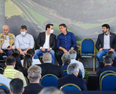 O presidente Jair Bolsonaro e o governador Carlos Massa Ratinho Junior lançaram nesta quinta-feira (27), em Foz do Iguaçu, a pedra fundamental da duplicação da Rodovia das Cataratas (BR-469), do trevo de acesso à Argentina até a entrada do Parque Nacional do Iguaçu. A cerimônia concretiza a obra de 8,7 quilômetros.
