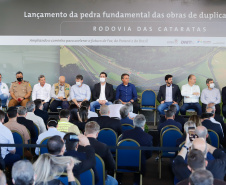 O presidente Jair Bolsonaro e o governador Carlos Massa Ratinho Junior lançaram nesta quinta-feira (27), em Foz do Iguaçu, a pedra fundamental da duplicação da Rodovia das Cataratas (BR-469), do trevo de acesso à Argentina até a entrada do Parque Nacional do Iguaçu. A cerimônia concretiza a obra de 8,7 quilômetros.