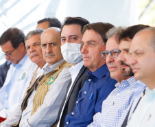 O presidente Jair Bolsonaro e o governador Carlos Massa Ratinho Junior lançaram nesta quinta-feira (27), em Foz do Iguaçu, a pedra fundamental da duplicação da Rodovia das Cataratas (BR-469), do trevo de acesso à Argentina até a entrada do Parque Nacional do Iguaçu. A cerimônia concretiza a obra de 8,7 quilômetros.