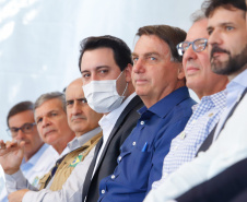 O presidente Jair Bolsonaro e o governador Carlos Massa Ratinho Junior lançaram nesta quinta-feira (27), em Foz do Iguaçu, a pedra fundamental da duplicação da Rodovia das Cataratas (BR-469), do trevo de acesso à Argentina até a entrada do Parque Nacional do Iguaçu. A cerimônia concretiza a obra de 8,7 quilômetros.