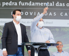 O presidente Jair Bolsonaro e o governador Carlos Massa Ratinho Junior lançaram nesta quinta-feira (27), em Foz do Iguaçu, a pedra fundamental da duplicação da Rodovia das Cataratas (BR-469), do trevo de acesso à Argentina até a entrada do Parque Nacional do Iguaçu. A cerimônia concretiza a obra de 8,7 quilômetros.
