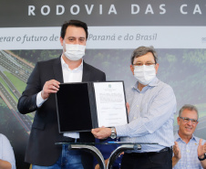 O presidente Jair Bolsonaro e o governador Carlos Massa Ratinho Junior lançaram nesta quinta-feira (27), em Foz do Iguaçu, a pedra fundamental da duplicação da Rodovia das Cataratas (BR-469), do trevo de acesso à Argentina até a entrada do Parque Nacional do Iguaçu. A cerimônia concretiza a obra de 8,7 quilômetros.