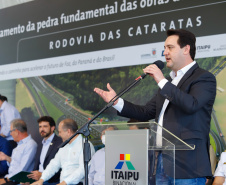 O presidente Jair Bolsonaro e o governador Carlos Massa Ratinho Junior lançaram nesta quinta-feira (27), em Foz do Iguaçu, a pedra fundamental da duplicação da Rodovia das Cataratas (BR-469), do trevo de acesso à Argentina até a entrada do Parque Nacional do Iguaçu. A cerimônia concretiza a obra de 8,7 quilômetros.