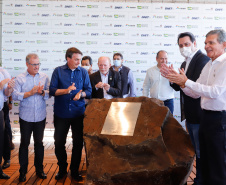 O presidente Jair Bolsonaro e o governador Carlos Massa Ratinho Junior lançaram nesta quinta-feira (27), em Foz do Iguaçu, a pedra fundamental da duplicação da Rodovia das Cataratas (BR-469), do trevo de acesso à Argentina até a entrada do Parque Nacional do Iguaçu. A cerimônia concretiza a obra de 8,7 quilômetros.