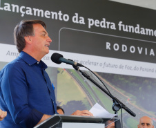 O presidente Jair Bolsonaro e o governador Carlos Massa Ratinho Junior lançaram nesta quinta-feira (27), em Foz do Iguaçu, a pedra fundamental da duplicação da Rodovia das Cataratas (BR-469), do trevo de acesso à Argentina até a entrada do Parque Nacional do Iguaçu. A cerimônia concretiza a obra de 8,7 quilômetros.