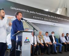 O presidente Jair Bolsonaro e o governador Carlos Massa Ratinho Junior lançaram nesta quinta-feira (27), em Foz do Iguaçu, a pedra fundamental da duplicação da Rodovia das Cataratas (BR-469), do trevo de acesso à Argentina até a entrada do Parque Nacional do Iguaçu. A cerimônia concretiza a obra de 8,7 quilômetros.