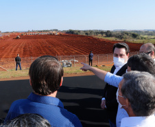 O presidente Jair Bolsonaro e o governador Carlos Massa Ratinho Junior vistoriaram nesta quinta-feira (27) as obras da nova pista do Aeroporto Internacional de Foz do Iguaçu, que já alcançaram 40%. A nova estrutura proporcionará mais voos para o município, concorrendo com destinos do mundo inteiro, e é parte do projeto de transformar o Paraná no hub de distribuição da América do Sul.