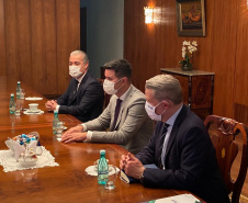 Em Brasília, o chefe da Casa Civil, Guto Silva, e o diretor presidente do Tecpar, Jorge Callado, participaram de reuniões na Anvisa e na Embaixada Russa para agilizar o processo de aprovação dos estudos clínicos da vacina no Brasil. Serão testados 10 mil voluntários, com prioridade para profissionais de saúde. Foto: Casa Civil