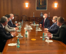 Em Brasília, o chefe da Casa Civil, Guto Silva, e o diretor presidente do Tecpar, Jorge Callado, participaram de reuniões na Anvisa e na Embaixada Russa para agilizar o processo de aprovação dos estudos clínicos da vacina no Brasil. Serão testados 10 mil voluntários, com prioridade para profissionais de saúde. Foto: Casa Civil