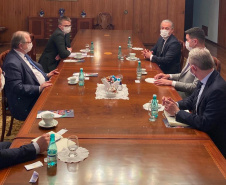 Em Brasília, o chefe da Casa Civil, Guto Silva, e o diretor presidente do Tecpar, Jorge Callado, participaram de reuniões na Anvisa e na Embaixada Russa para agilizar o processo de aprovação dos estudos clínicos da vacina no Brasil. Serão testados 10 mil voluntários, com prioridade para profissionais de saúde. Foto: Casa Civil
