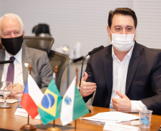A montadora de caminhões TatraBras, que pertence ao grupo CSG Aerospace, da República Tcheca, oficializou nesta quinta-feira (3) investimento de R$ 102 milhões até 2026 em uma planta em Ponta Grossa, na região dos Campos Gerais. O protocolo de adesão da empresa ao programa de benefícios fiscais do Paraná foi assinado pelo governador Carlos Massa Ratinho Junior e pelo presidente da empresa, Rui Lemes, no Palácio Iguaçu.