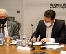 A montadora de caminhões TatraBras, que pertence ao grupo CSG Aerospace, da República Tcheca, oficializou nesta quinta-feira (3) investimento de R$ 102 milhões até 2026 em uma planta em Ponta Grossa, na região dos Campos Gerais. O protocolo de adesão da empresa ao programa de benefícios fiscais do Paraná foi assinado pelo governador Carlos Massa Ratinho Junior e pelo presidente da empresa, Rui Lemes, no Palácio Iguaçu.