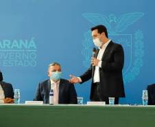 O governador Carlos Massa Ratinho Junior, o presidente do Tribunal de Justiça do Paraná, desembargador Adalberto Xisto Pereira, e o segundo vice-presidente, desembargador José Laurindo de Souza Netto formalizaram nesta quinta-feira (3) a criação do Cejus Casa Fácil e do Cejusc Fundiário, que vão atuar na mediação e conciliação de conflitos no Estado.