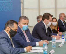 O governador Carlos Massa Ratinho Junior, o presidente do Tribunal de Justiça do Paraná, desembargador Adalberto Xisto Pereira, e o segundo vice-presidente, desembargador José Laurindo de Souza Netto formalizaram nesta quinta-feira (3) a criação do Cejus Casa Fácil e do Cejusc Fundiário, que vão atuar na mediação e conciliação de conflitos no Estado.foto Gilson Abreu/Aen