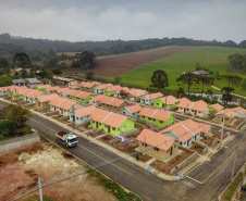 O governador Carlos Massa Ratinho Junior entregou nesta sexta-feira (4) as chaves de novas moradias para 53 famílias de Rebouças, na Região Centro-Sul do Estado. As casas fazem parte do programa Nossa Gente Paraná, destinado a pessoas em situação de vulnerabilidade social e são repassadas de graça. Ao todo, 165 pessoas serão beneficiadas diretamente.
. Foto: José Fernando Ogura/AEN