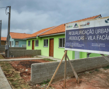 O governador Carlos Massa Ratinho Junior entregou nesta sexta-feira (4) as chaves de novas moradias para 53 famílias de Rebouças, na Região Centro-Sul do Estado. As casas fazem parte do programa Nossa Gente Paraná, destinado a pessoas em situação de vulnerabilidade social e são repassadas de graça. Ao todo, 165 pessoas serão beneficiadas diretamente.
. Foto: José Fernando Ogura/AEN