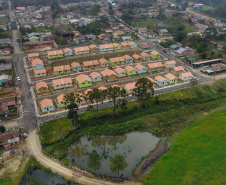 O governador Carlos Massa Ratinho Junior entregou nesta sexta-feira (4) as chaves de novas moradias para 53 famílias de Rebouças, na Região Centro-Sul do Estado. As casas fazem parte do programa Nossa Gente Paraná, destinado a pessoas em situação de vulnerabilidade social e são repassadas de graça. Ao todo, 165 pessoas serão beneficiadas diretamente.
. Foto: José Fernando Ogura/AEN