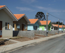 O governador Carlos Massa Ratinho Junior entregou nesta sexta-feira (4) as chaves de novas moradias para 53 famílias de Rebouças, na Região Centro-Sul do Estado. As casas fazem parte do programa Nossa Gente Paraná, destinado a pessoas em situação de vulnerabilidade social e são repassadas de graça. Ao todo, 165 pessoas serão beneficiadas diretamente.
. Foto: José Fernando Ogura/AEN