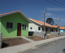O governador Carlos Massa Ratinho Junior entregou nesta sexta-feira (4) as chaves de novas moradias para 53 famílias de Rebouças, na Região Centro-Sul do Estado. As casas fazem parte do programa Nossa Gente Paraná, destinado a pessoas em situação de vulnerabilidade social e são repassadas de graça. Ao todo, 165 pessoas serão beneficiadas diretamente.
. Foto: José Fernando Ogura/AEN