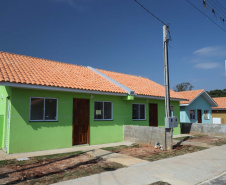 O governador Carlos Massa Ratinho Junior entregou nesta sexta-feira (4) as chaves de novas moradias para 53 famílias de Rebouças, na Região Centro-Sul do Estado. As casas fazem parte do programa Nossa Gente Paraná, destinado a pessoas em situação de vulnerabilidade social e são repassadas de graça. Ao todo, 165 pessoas serão beneficiadas diretamente.
. Foto: José Fernando Ogura/AEN