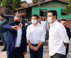 O governador Carlos Massa Ratinho Junior entregou nesta sexta-feira (4) as chaves de novas moradias para 53 famílias de Rebouças, na Região Centro-Sul do Estado. As casas fazem parte do programa Nossa Gente Paraná, destinado a pessoas em situação de vulnerabilidade social e são repassadas de graça. Ao todo, 165 pessoas serão beneficiadas diretamente.
