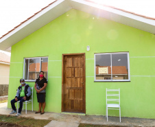 O governador Carlos Massa Ratinho Junior entregou nesta sexta-feira (4) as chaves de novas moradias para 53 famílias de Rebouças, na Região Centro-Sul do Estado. As casas fazem parte do programa Nossa Gente Paraná, destinado a pessoas em situação de vulnerabilidade social e são repassadas de graça. Ao todo, 165 pessoas serão beneficiadas diretamente.
