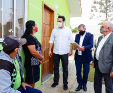 O governador Carlos Massa Ratinho Junior entregou nesta sexta-feira (4) as chaves de novas moradias para 53 famílias de Rebouças, na Região Centro-Sul do Estado. As casas fazem parte do programa Nossa Gente Paraná, destinado a pessoas em situação de vulnerabilidade social e são repassadas de graça. Ao todo, 165 pessoas serão beneficiadas diretamente.
