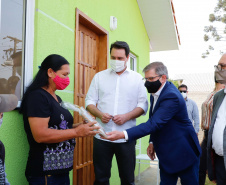 O governador Carlos Massa Ratinho Junior entregou nesta sexta-feira (4) as chaves de novas moradias para 53 famílias de Rebouças, na Região Centro-Sul do Estado. As casas fazem parte do programa Nossa Gente Paraná, destinado a pessoas em situação de vulnerabilidade social e são repassadas de graça. Ao todo, 165 pessoas serão beneficiadas diretamente.
