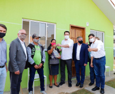 O governador Carlos Massa Ratinho Junior entregou nesta sexta-feira (4) as chaves de novas moradias para 53 famílias de Rebouças, na Região Centro-Sul do Estado. As casas fazem parte do programa Nossa Gente Paraná, destinado a pessoas em situação de vulnerabilidade social e são repassadas de graça. Ao todo, 165 pessoas serão beneficiadas diretamente.
