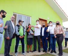 O governador Carlos Massa Ratinho Junior entregou nesta sexta-feira (4) as chaves de novas moradias para 53 famílias de Rebouças, na Região Centro-Sul do Estado. As casas fazem parte do programa Nossa Gente Paraná, destinado a pessoas em situação de vulnerabilidade social e são repassadas de graça. Ao todo, 165 pessoas serão beneficiadas diretamente.
