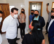 O governador Carlos Massa Ratinho Junior entregou nesta sexta-feira (4) as chaves de novas moradias para 53 famílias de Rebouças, na Região Centro-Sul do Estado. As casas fazem parte do programa Nossa Gente Paraná, destinado a pessoas em situação de vulnerabilidade social e são repassadas de graça. Ao todo, 165 pessoas serão beneficiadas diretamente.
