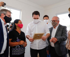 O governador Carlos Massa Ratinho Junior entregou nesta sexta-feira (4) as chaves de novas moradias para 53 famílias de Rebouças, na Região Centro-Sul do Estado. As casas fazem parte do programa Nossa Gente Paraná, destinado a pessoas em situação de vulnerabilidade social e são repassadas de graça. Ao todo, 165 pessoas serão beneficiadas diretamente.
