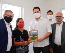 O governador Carlos Massa Ratinho Junior entregou nesta sexta-feira (4) as chaves de novas moradias para 53 famílias de Rebouças, na Região Centro-Sul do Estado. As casas fazem parte do programa Nossa Gente Paraná, destinado a pessoas em situação de vulnerabilidade social e são repassadas de graça. Ao todo, 165 pessoas serão beneficiadas diretamente.
