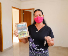 O governador Carlos Massa Ratinho Junior entregou nesta sexta-feira (4) as chaves de novas moradias para 53 famílias de Rebouças, na Região Centro-Sul do Estado. As casas fazem parte do programa Nossa Gente Paraná, destinado a pessoas em situação de vulnerabilidade social e são repassadas de graça. Ao todo, 165 pessoas serão beneficiadas diretamente.
