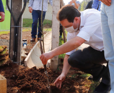 O governador Carlos Massa Ratinho Junior entregou nesta sexta-feira (4) as chaves de novas moradias para 53 famílias de Rebouças, na Região Centro-Sul do Estado. As casas fazem parte do programa Nossa Gente Paraná, destinado a pessoas em situação de vulnerabilidade social e são repassadas de graça. Ao todo, 165 pessoas serão beneficiadas diretamente.
