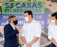 O governador Carlos Massa Ratinho Junior entregou nesta sexta-feira (4) as chaves de novas moradias para 53 famílias de Rebouças, na Região Centro-Sul do Estado. As casas fazem parte do programa Nossa Gente Paraná, destinado a pessoas em situação de vulnerabilidade social e são repassadas de graça. Ao todo, 165 pessoas serão beneficiadas diretamente.
