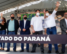 O governador Carlos Massa Ratinho Junior entregou nesta sexta-feira (4) as chaves de novas moradias para 53 famílias de Rebouças, na Região Centro-Sul do Estado. As casas fazem parte do programa Nossa Gente Paraná, destinado a pessoas em situação de vulnerabilidade social e são repassadas de graça. Ao todo, 165 pessoas serão beneficiadas diretamente.
