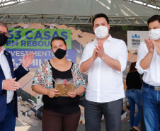 O governador Carlos Massa Ratinho Junior entregou nesta sexta-feira (4) as chaves de novas moradias para 53 famílias de Rebouças, na Região Centro-Sul do Estado. As casas fazem parte do programa Nossa Gente Paraná, destinado a pessoas em situação de vulnerabilidade social e são repassadas de graça. Ao todo, 165 pessoas serão beneficiadas diretamente.
