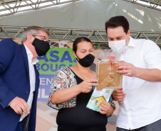 O governador Carlos Massa Ratinho Junior entregou nesta sexta-feira (4) as chaves de novas moradias para 53 famílias de Rebouças, na Região Centro-Sul do Estado. As casas fazem parte do programa Nossa Gente Paraná, destinado a pessoas em situação de vulnerabilidade social e são repassadas de graça. Ao todo, 165 pessoas serão beneficiadas diretamente.
