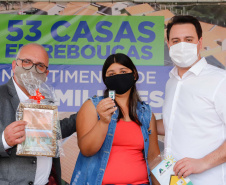 O governador Carlos Massa Ratinho Junior entregou nesta sexta-feira (4) as chaves de novas moradias para 53 famílias de Rebouças, na Região Centro-Sul do Estado. As casas fazem parte do programa Nossa Gente Paraná, destinado a pessoas em situação de vulnerabilidade social e são repassadas de graça. Ao todo, 165 pessoas serão beneficiadas diretamente.
