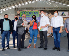 O governador Carlos Massa Ratinho Junior entregou nesta sexta-feira (4) as chaves de novas moradias para 53 famílias de Rebouças, na Região Centro-Sul do Estado. As casas fazem parte do programa Nossa Gente Paraná, destinado a pessoas em situação de vulnerabilidade social e são repassadas de graça. Ao todo, 165 pessoas serão beneficiadas diretamente.

