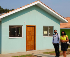 O governador Carlos Massa Ratinho Junior entregou nesta sexta-feira (4) as chaves de novas moradias para 53 famílias de Rebouças, na Região Centro-Sul do Estado. As casas fazem parte do programa Nossa Gente Paraná, destinado a pessoas em situação de vulnerabilidade social e são repassadas de graça. Ao todo, 165 pessoas serão beneficiadas diretamente.
