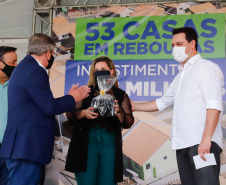 O governador Carlos Massa Ratinho Junior entregou nesta sexta-feira (4) as chaves de novas moradias para 53 famílias de Rebouças, na Região Centro-Sul do Estado. As casas fazem parte do programa Nossa Gente Paraná, destinado a pessoas em situação de vulnerabilidade social e são repassadas de graça. Ao todo, 165 pessoas serão beneficiadas diretamente.
