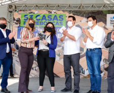 O governador Carlos Massa Ratinho Junior entregou nesta sexta-feira (4) as chaves de novas moradias para 53 famílias de Rebouças, na Região Centro-Sul do Estado. As casas fazem parte do programa Nossa Gente Paraná, destinado a pessoas em situação de vulnerabilidade social e são repassadas de graça. Ao todo, 165 pessoas serão beneficiadas diretamente.
