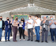 O governador Carlos Massa Ratinho Junior entregou nesta sexta-feira (4) as chaves de novas moradias para 53 famílias de Rebouças, na Região Centro-Sul do Estado. As casas fazem parte do programa Nossa Gente Paraná, destinado a pessoas em situação de vulnerabilidade social e são repassadas de graça. Ao todo, 165 pessoas serão beneficiadas diretamente.
