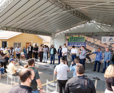 O governador Carlos Massa Ratinho Junior entregou nesta sexta-feira (4) as chaves de novas moradias para 53 famílias de Rebouças, na Região Centro-Sul do Estado. As casas fazem parte do programa Nossa Gente Paraná, destinado a pessoas em situação de vulnerabilidade social e são repassadas de graça. Ao todo, 165 pessoas serão beneficiadas diretamente.
