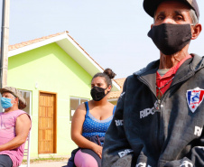 O governador Carlos Massa Ratinho Junior entregou nesta sexta-feira (4) as chaves de novas moradias para 53 famílias de Rebouças, na Região Centro-Sul do Estado. As casas fazem parte do programa Nossa Gente Paraná, destinado a pessoas em situação de vulnerabilidade social e são repassadas de graça. Ao todo, 165 pessoas serão beneficiadas diretamente.
