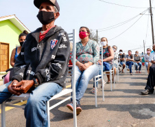 O governador Carlos Massa Ratinho Junior entregou nesta sexta-feira (4) as chaves de novas moradias para 53 famílias de Rebouças, na Região Centro-Sul do Estado. As casas fazem parte do programa Nossa Gente Paraná, destinado a pessoas em situação de vulnerabilidade social e são repassadas de graça. Ao todo, 165 pessoas serão beneficiadas diretamente.
