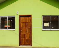 O governador Carlos Massa Ratinho Junior entregou nesta sexta-feira (4) as chaves de novas moradias para 53 famílias de Rebouças, na Região Centro-Sul do Estado. As casas fazem parte do programa Nossa Gente Paraná, destinado a pessoas em situação de vulnerabilidade social e são repassadas de graça. Ao todo, 165 pessoas serão beneficiadas diretamente.

